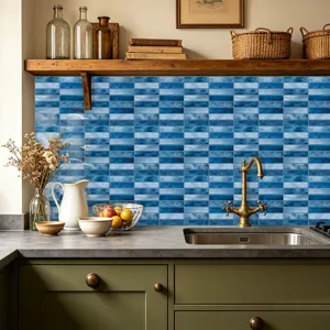 Blauer Ziegelmuster selbstklebender Wandaufkleber für Küchenrückwand und Heimwerkerdekoration.