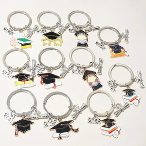 Graduation season alloy metal keychains with bachelor cap design, 2026 charm and gift pendants.