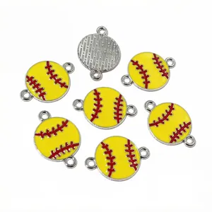 Dettaglio pendente softball in lega, charm gioielli fai da te smalto doppio anello primo piano.