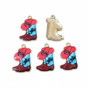 Vue détaillée de breloques bottes de cow-boy en métal, pendentifs chapeau pour accessoires de bijoux.