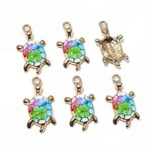 Vue détaillée des charms tortue colorés, accessoires de bijoux DIY en émail alliage.