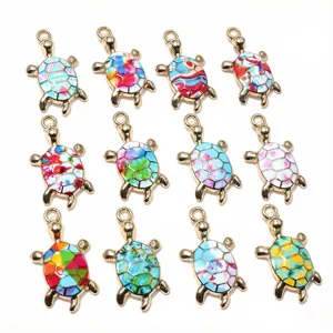 Breloques tortues en alliage coloré pour bijoux DIY, parfaites pour colliers et bracelets.