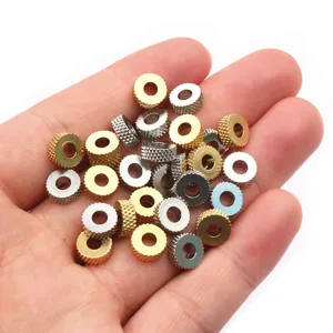 Gros plan détaillé de perles d'espacement métalliques, petits accessoires de bijoux DIY.
