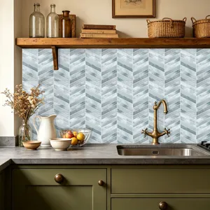 Selbstklebende wasserdichte Küchenwandaufkleber mit blauem Fischgrät-Fliesendesign.