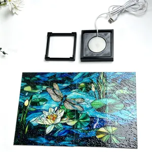Vista dettagliata dei pannelli per luce notturna LED in acrilico stile vetrata con base USB.