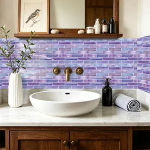 Wasserdichter violetter Aquarell Ziegel Wandaufkleber für Bad und Küche Heimdekoration Detail.