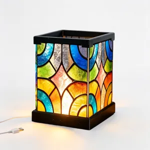 Detailansicht der bunten Buntglas-Stil LED-Nachtlichtlampe mit USB-Stecker für Schlafzimmer.