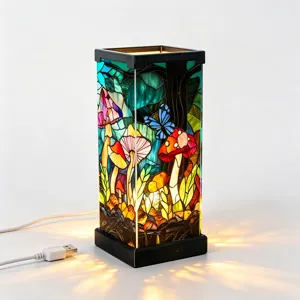 Luce notturna decorativa stile vetrata con funghi della foresta e farfalla, alimentata USB.