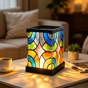 Buntglas LED Nachtlicht Tischlampe Detailansicht, farbiges geometrisches Muster gemütlich