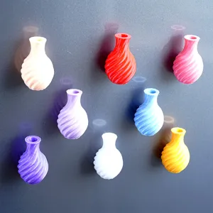 Δημιουργικοί 3D τυπωμένοι πολύχρωμοι μαγνήτες ψυγείου σε σχήμα σπειροειδούς βάζου για διακόσμηση.