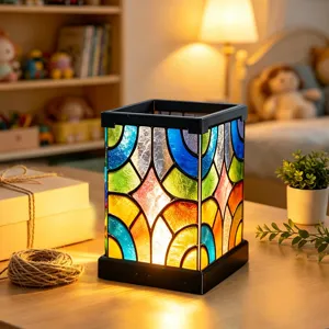 Bunte Buntglas-Stil LED-Nachtlicht Detailansicht, geometrische Acryl Tischlampe.