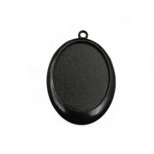 Détail du plateau pendentif ovale noir en alliage, idéal pour la création de bijoux faits main.