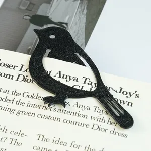 Detaillierte Ansicht des schwarzen 3D-gedruckten Vogel-Lesezeichens, kreatives Geschenk.