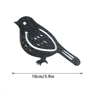 Nahaufnahme eines schwarzen Metall-Vogel-Lesezeichens mit Ausschnittdetails, 10 cm lang.