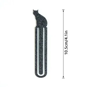 Schwarzes Katzen-Metalllesezeichen Detail, matte Textur, elegantes Lesezubehör Design.