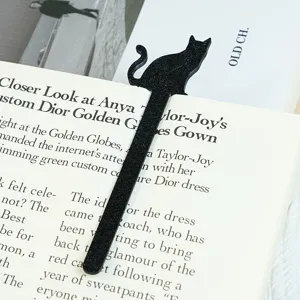 Schwarzes Katzen Lesezeichen Detailansicht, dekoratives Tiermotiv fur Bucher und Geschenk.