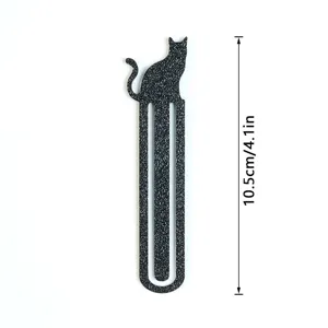 Detailansicht eines schwarzen Metall-Katzenlesezeichens mit strukturierter Oberfläche.