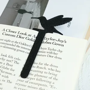 Detailansicht eines schwarzen Kolibri 3D gedruckten Lesezeichens ordentlich im Buch.