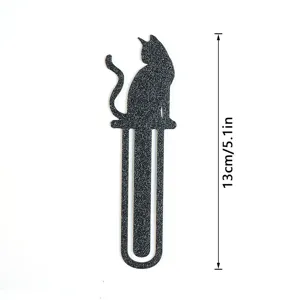 Schwarzes Metall Katzen Lesezeichen Detailansicht mit feiner Textur und 13cm Laenge fuer Leser.