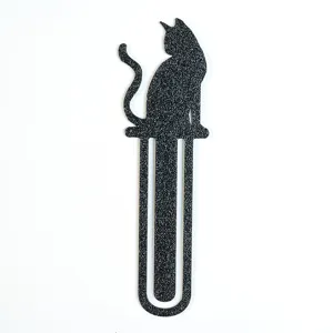 Detailansicht des schwarzen, strukturierten Katzenlesezeichens mit einzigartigem Design.