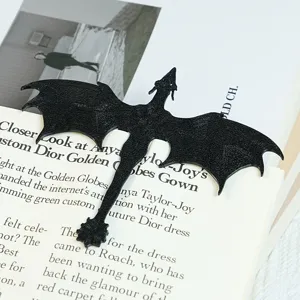 Detailansicht des schwarzen 3D-gedruckten Drachen-Lesezeichens, kreatives Tiermotiv für Schüler.