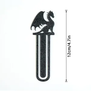 Detailansicht des schwarzen Drachen-Metalllesezeichens, die exquisite Textur gut zeigend.