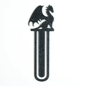 Nahaufnahme Detailansicht eines schwarzen strukturierten Drachen Lesezeichens, Schreibwaren.