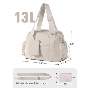 Borsa da palestra trapuntata beige 13L, con tracolla regolabile e piccola custodia inclusa.