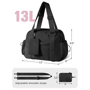 Vista dettagliata della borsa sportiva nera in nylon con spallacci regolabili e tasca.