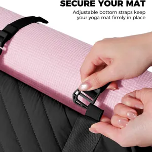 Vista dettagliata della borsa tote con cinghie inferiori per fissare il tappetino.