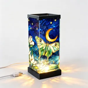 Lampada da notte decorativa in stile vetrata con luna, falena e cielo stellato.