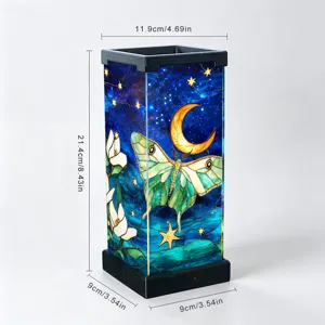 Luce notturna in vetro colorato con design di luna e falena, lampada da comodino artistica.