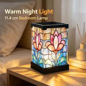 Detailansicht der farbigen Acryl LED Nachttischlampe mit Blumenmuster fur das Schlafzimmer.