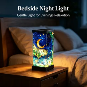 Lampada da comodino in vetro colorato con design a luna e falena per camera da letto e relax.