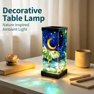 Lampada da tavolo decorativa in vetro con motivo di falena e luna per illuminazione da camera.