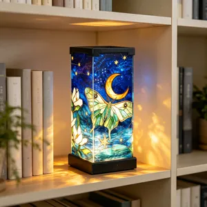 Lampada da notte in vetro colorato stile vetrata con design di luna e falena per la camera da letto.