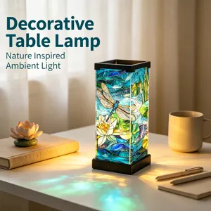 Lampada da tavolo decorativa in vetro colorato con libellula, luce d'atmosfera accogliente.