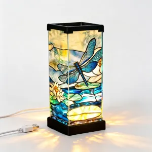 Luce notturna in vetro colorato con design di libellula e ninfea, luce calda e alimentazione USB.