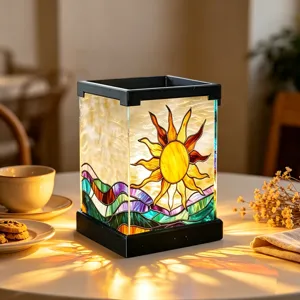 Buntglas-Stil Acryl LED Nachtlicht mit leuchtendem Sonnendesign auf dem Tisch, Detailansicht.