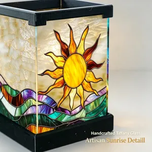 Detailansicht der Tiffany-Glas-Nachtlampe mit farbigem Sonnen- und Wellen-Design und LED.