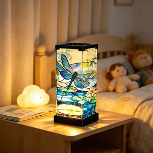 Luce notturna da comodino in vetro colorato con bellissimo design di libellula blu e fiore di loto.