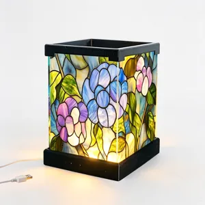 Detailansicht quadratische Blumen Nachtlampe mit warmem LED Licht und USB Anschluss.
