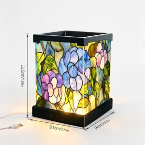 Buntglas Stil quadratische LED Nachtlicht Tischlampe mit USB Anschluss und Blumenmuster.
