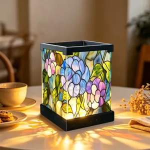 Buntglas-Stil Blumen LED Nachtlicht Detail, gemütliche Stimmungsbeleuchtung am Nachttisch.