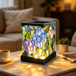 Detailaufnahme der bunten LED-Tischlampe im Buntglas-Stil, dekoratives Blumen-Nachtlicht.