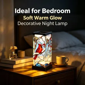 Lampada da comodino decorativa in vetro colorato con uccello cardinale rosso, dettaglio