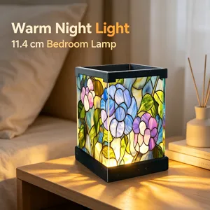 Detailansicht der Buntglas-LED-Nachtlampe, farbiges Acryl-Blumendesign für gemütliches Zimmer.