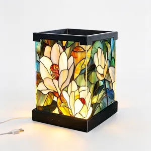 Nahaufnahme der dekorativen Blumen-Nachtlampe im Tiffany-Stil mit USB-Anschluss.