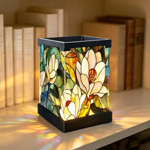 Detailansicht der quadratischen Buntglas LED Nachtlicht Lampe mit schönen Blumenmustern.