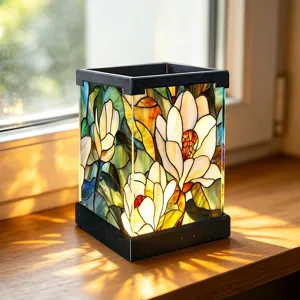 Detailansicht der bunten Acryl LED Nachtlampe mit floralem Buntglas Muster fuer die Zimmerdeko.